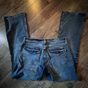 y2k jeans - Fina low waist bootcut jeans. Använda 1-2 gånger och ser ut som nya. Om du undrar något är de bara att höra av sig 😊