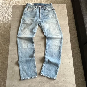 Ljusblå Levis 501 jeans - Säljer ett par klassiska ljusblå Levis 501 jeans med raka ben. Storlek W28 L32 (bredd och längd). Verkligen 10/10 skick, andvänt 2 gånger. Otroligt snygga nu till våren och sommaren. Nypris 1200kr