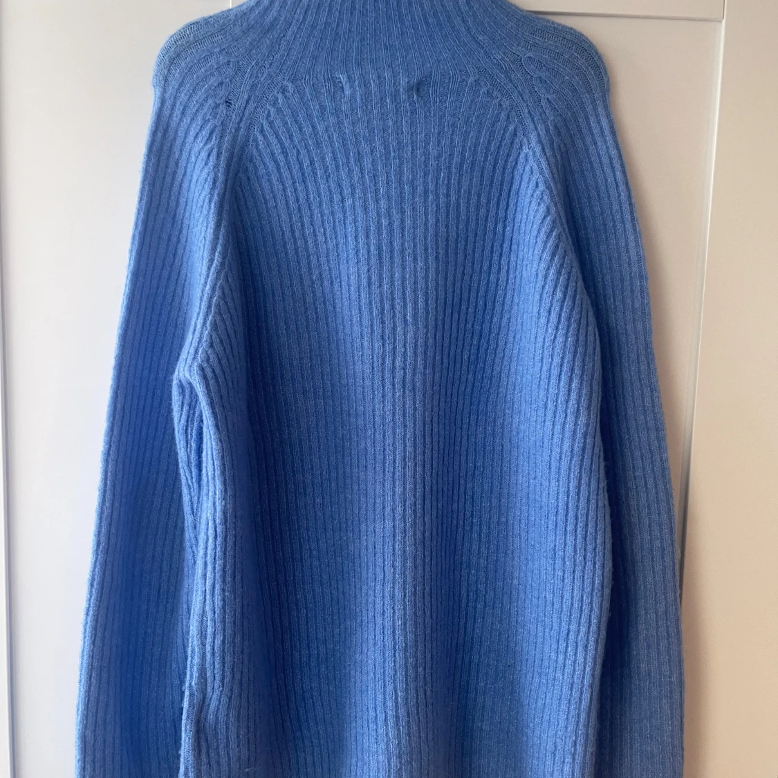 Blå ribbstickad tröja med hög krage - 1