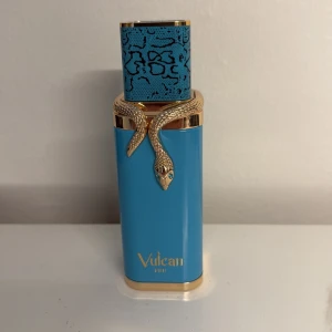 Vulcan Feu 10 ml - Vulcan Feu 5ml. Unik och tropisk sommardoft! Efterliknar Stephanie Humbert Lucas ”God of fire”. Perfekt doft för sommaren! 5% rabatt vid köp av bundle/minst 2 varor. 