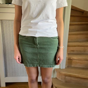 Grön jeanskjol - Så cool jeanskjol köpt på second hand! Storlek står inte, men skulle säga XS.