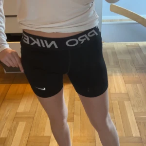 Svarta träningstights shorts från Nike Pro - Svarta Nike Pro shorts som tyvärr är för små för mig, ny pris 200 säljer för 70
