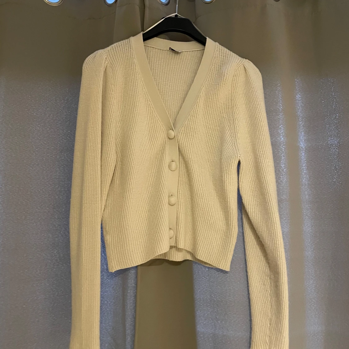 Beige ribbad kofta med knappar