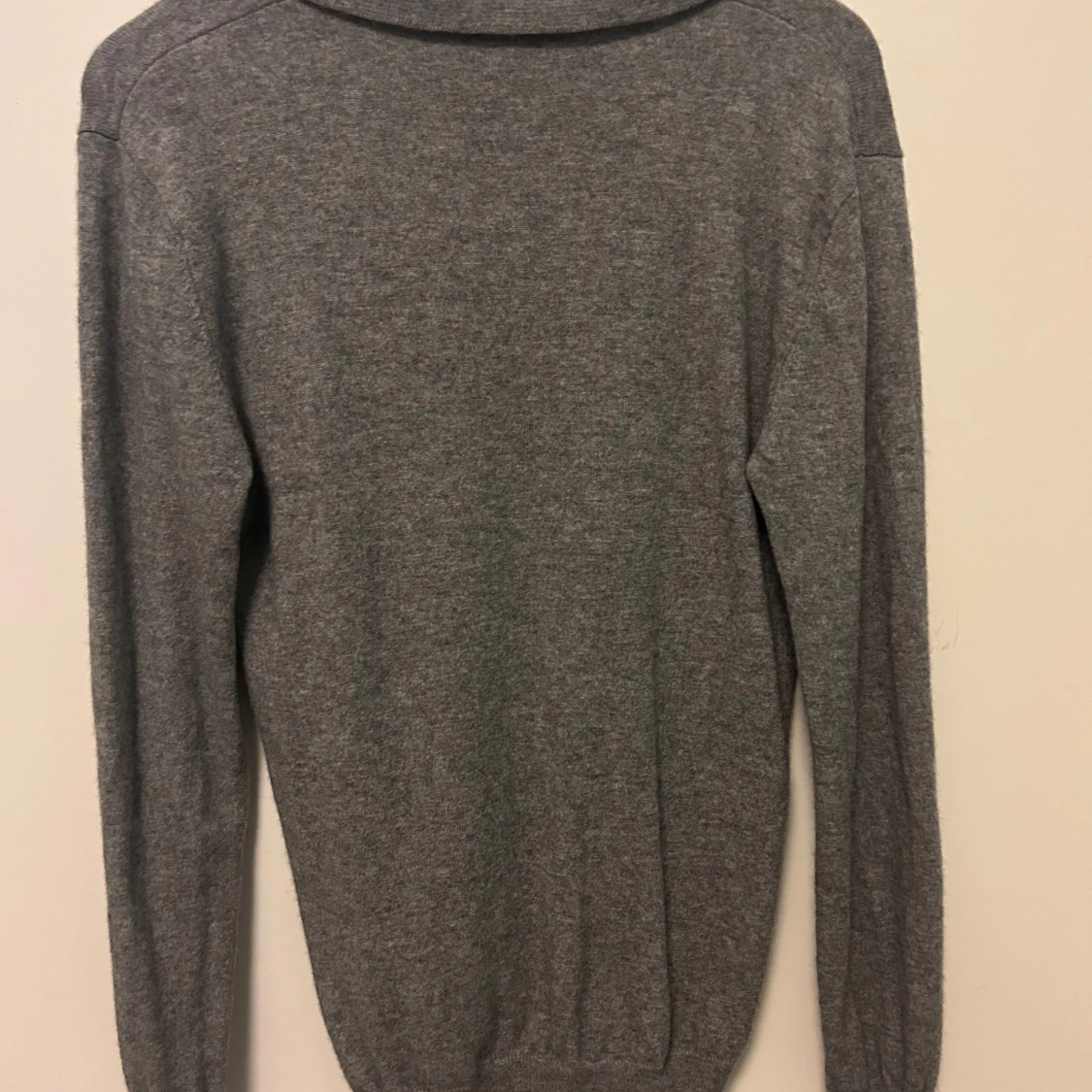 Grå kashmirtröja med krage från John Henric - 1