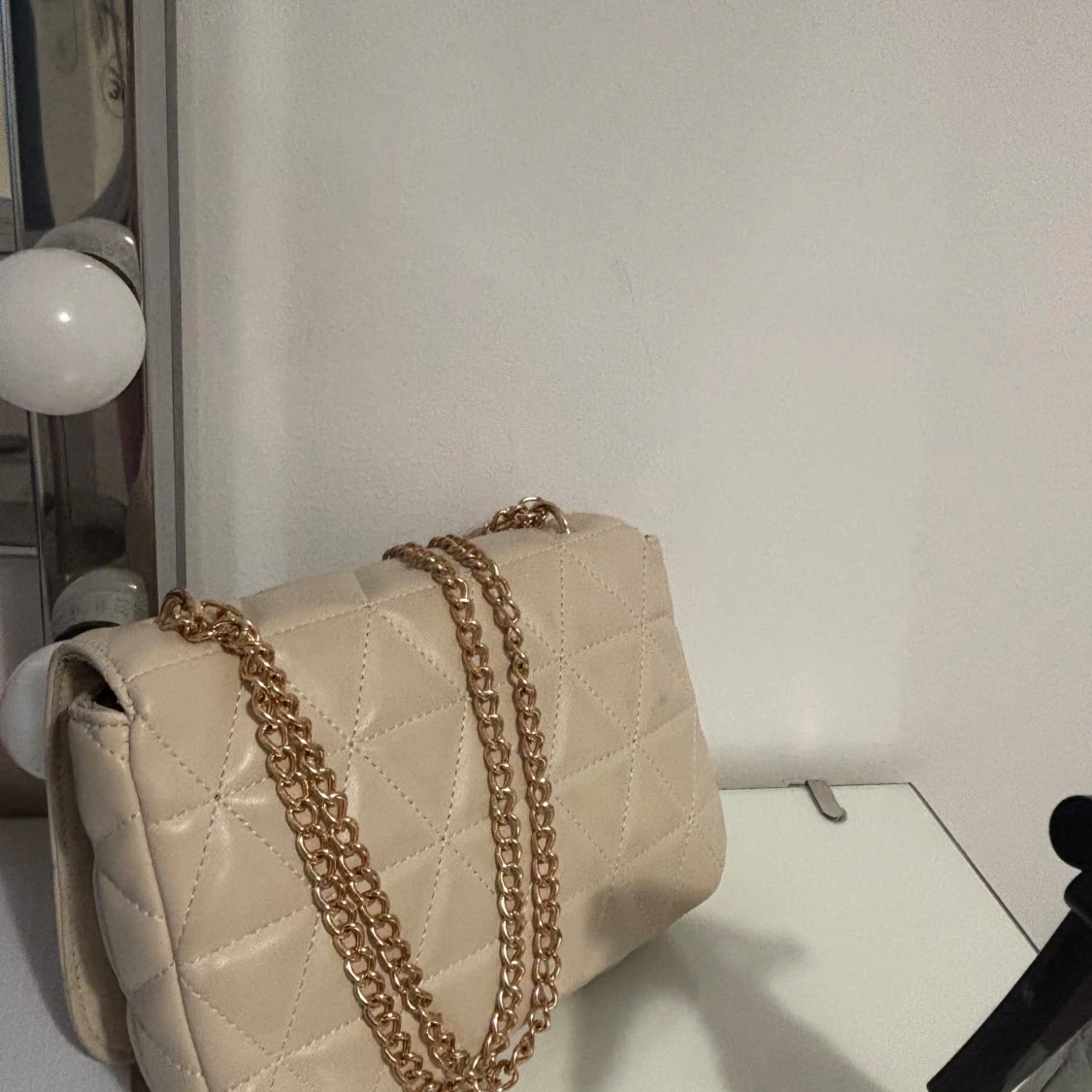 Beige quiltad axelväska med guldkedja - 3