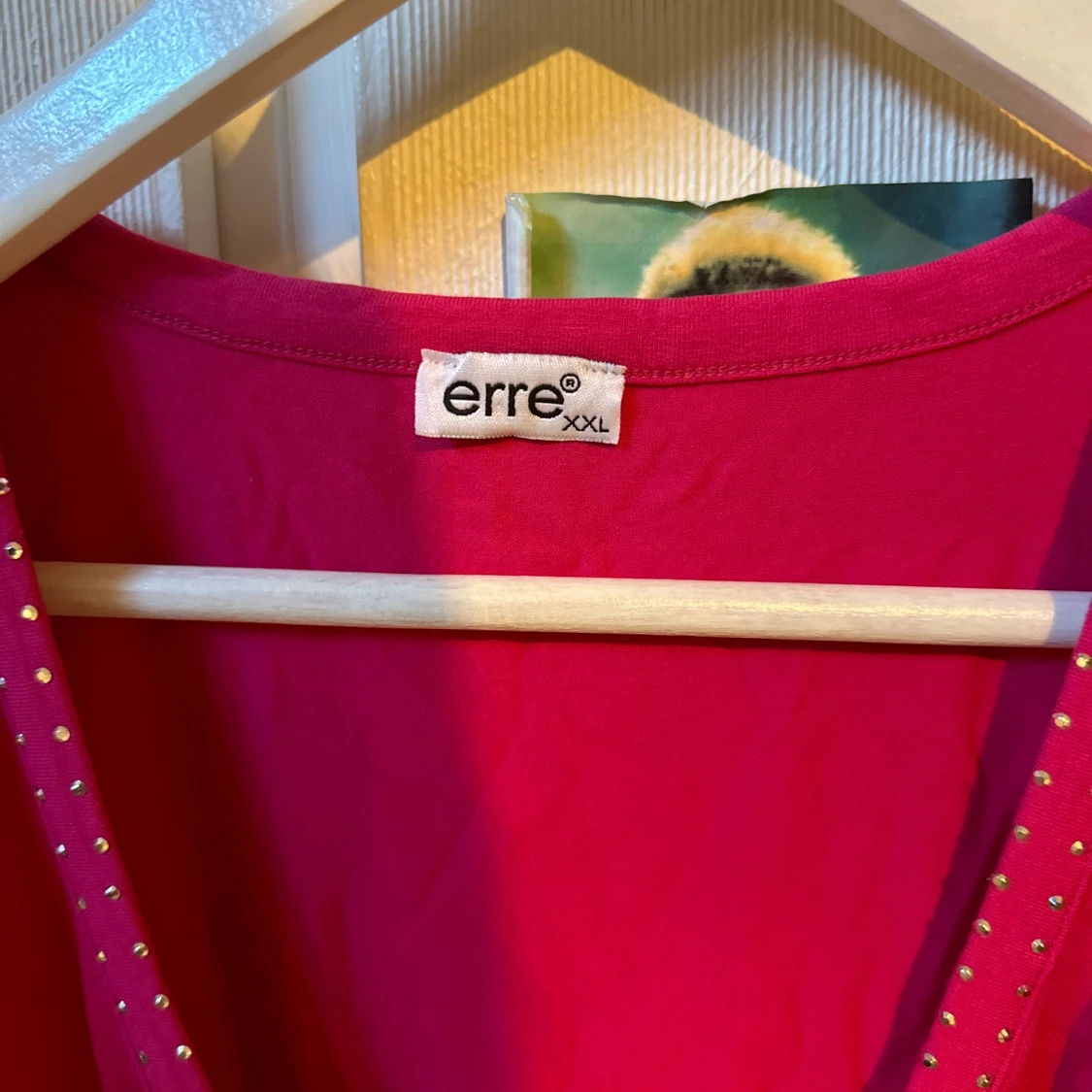 Rosa omlottopp med strassdetaljer från Erre - 2