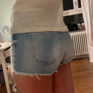 Jeansshorts - Säljer dessa supersöta trendiga jeansshortsen då dom tyvärr inte kommer till använding💓🫶🏼 Midjemått 38,5 cm💞