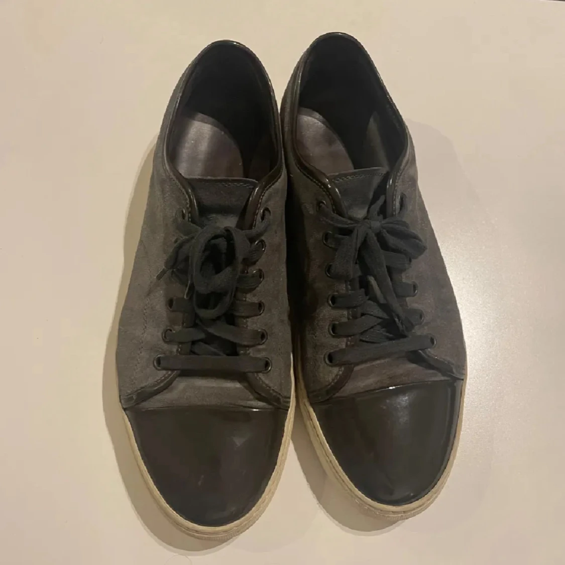Grå sneakers från Lanvin med svarta detaljer - 3
