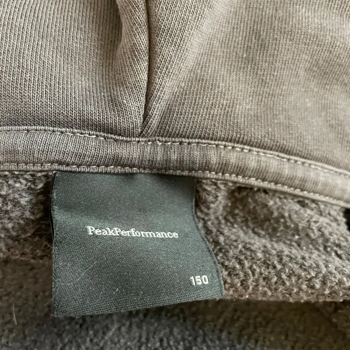 Mörkgrå hoodie från Peak Performance - 3
