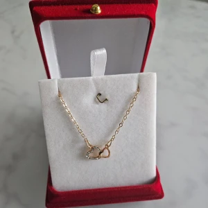 Halsband med två hjärta - Säljer Halsband med två hjärta på. Helt nytt.