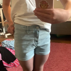  jeansshorts⭐️💗 - Säljer ett par ljusblå jeansshorts med normal passform och fickor fram och bak. Pris kan diskuteras!💗 kan tänka mig billigt pris om snabb affär✌🏼