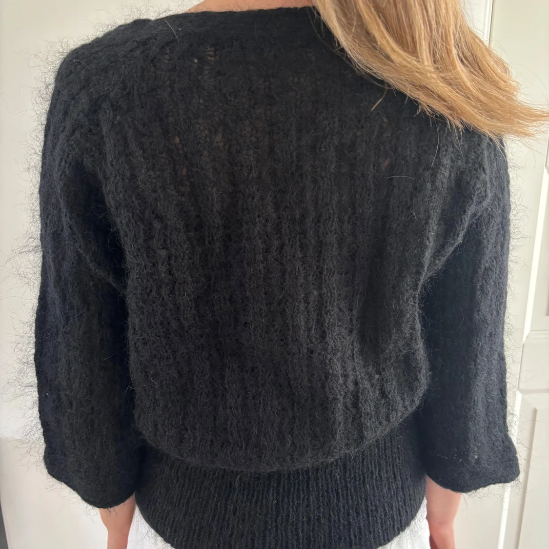 Svart stickad kofta med stora knappar - 1