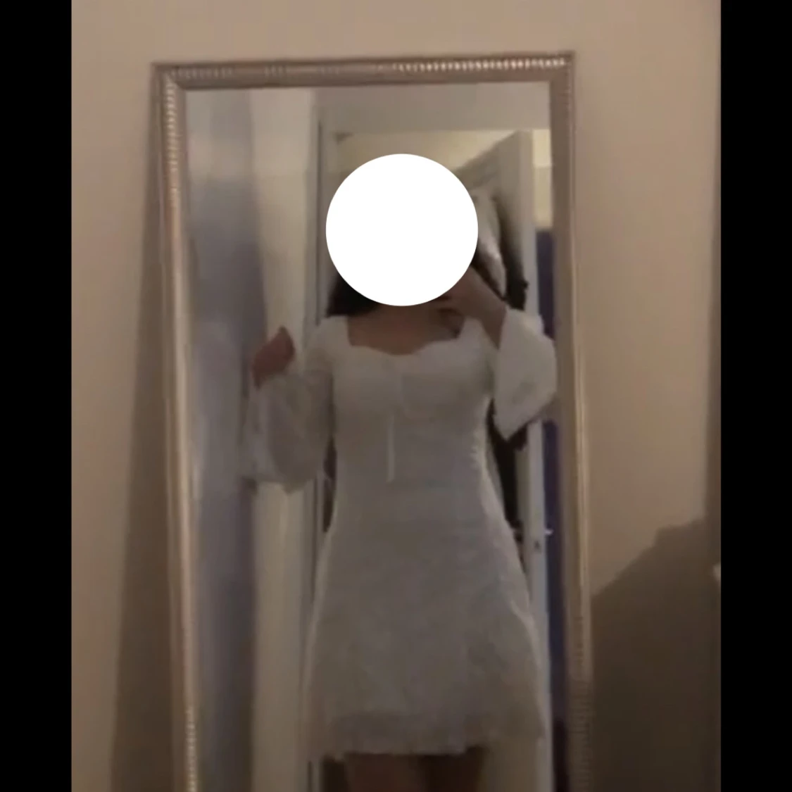 Vit spetsklänning med trumpetärmar - 2