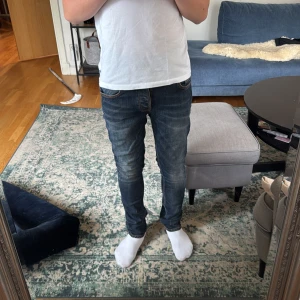 Nudie Jeans Grim Tim - Riktigt snygga nudie jeans i nyskick. Storlek W29 L32 och sitter slim fit. Hör av dig vid funderingar