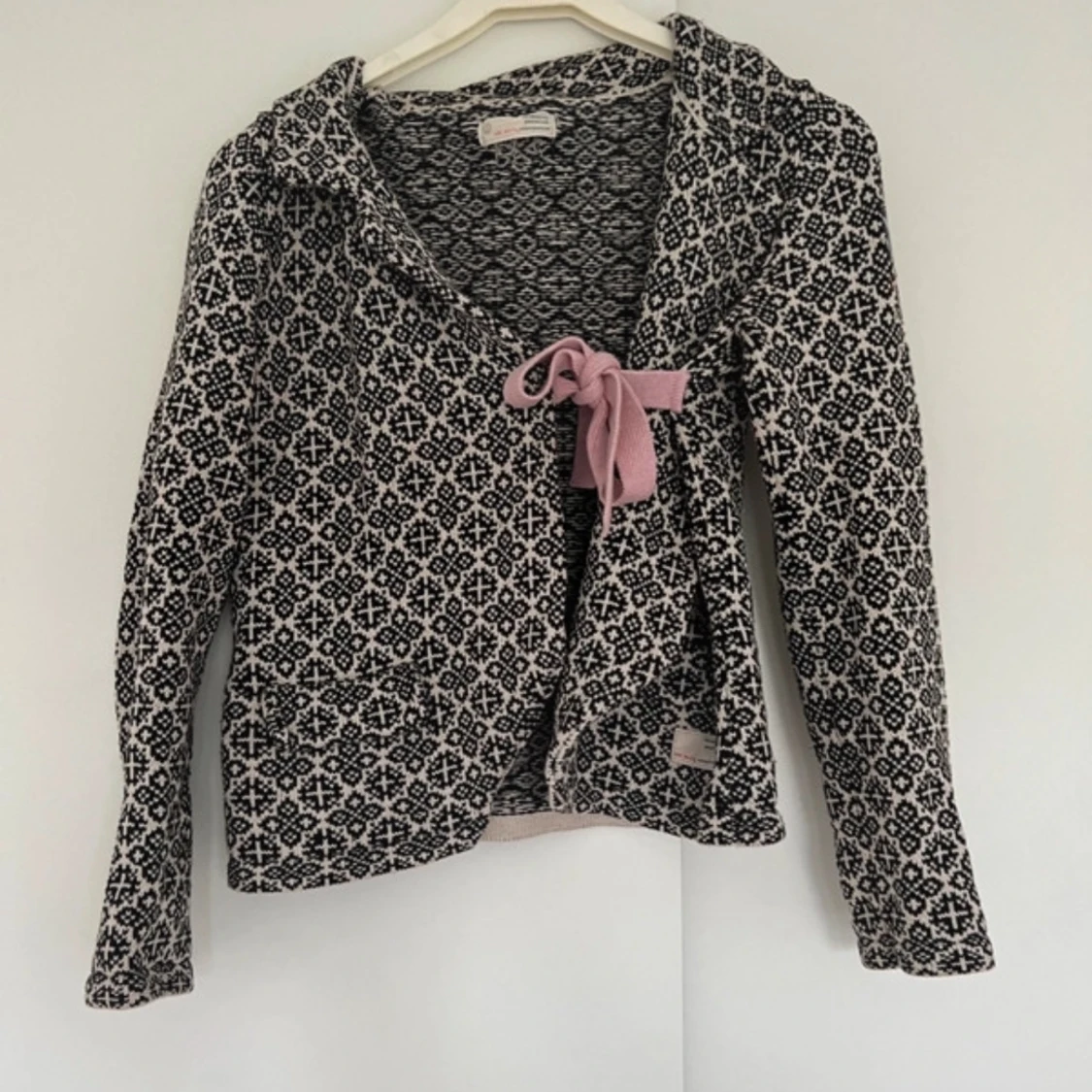 Svartvit stickad jacka med rosett från Odd Molly - 4