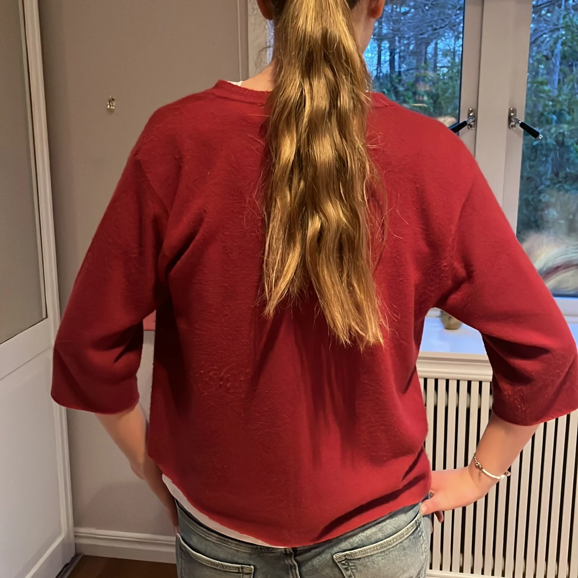 Mörkröd kofta med knappar - 1