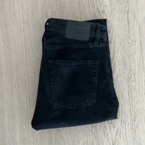 Svarta jeans från Jack & Jones w28 L32 - Säljer ett par svarta jeans från Jack & Jones i modellen Relaxed Straight. Jeansen har klassisk femficksdesign, raka ben och normal passform. Perfekta för dig som gillar en avslappnad stil.