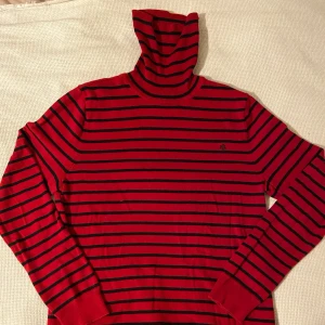Röd och svart randig polotröja från Ralph Lauren - Säljer en röd och svart randig polotröja från Ralph Lauren. Superfint skick oanvänd.