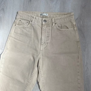 beiga jeans - Helt oanvända jeans från Gina Tricot i storlek 36. Sitter supersnyggt på men är tyvärr för små för mig.