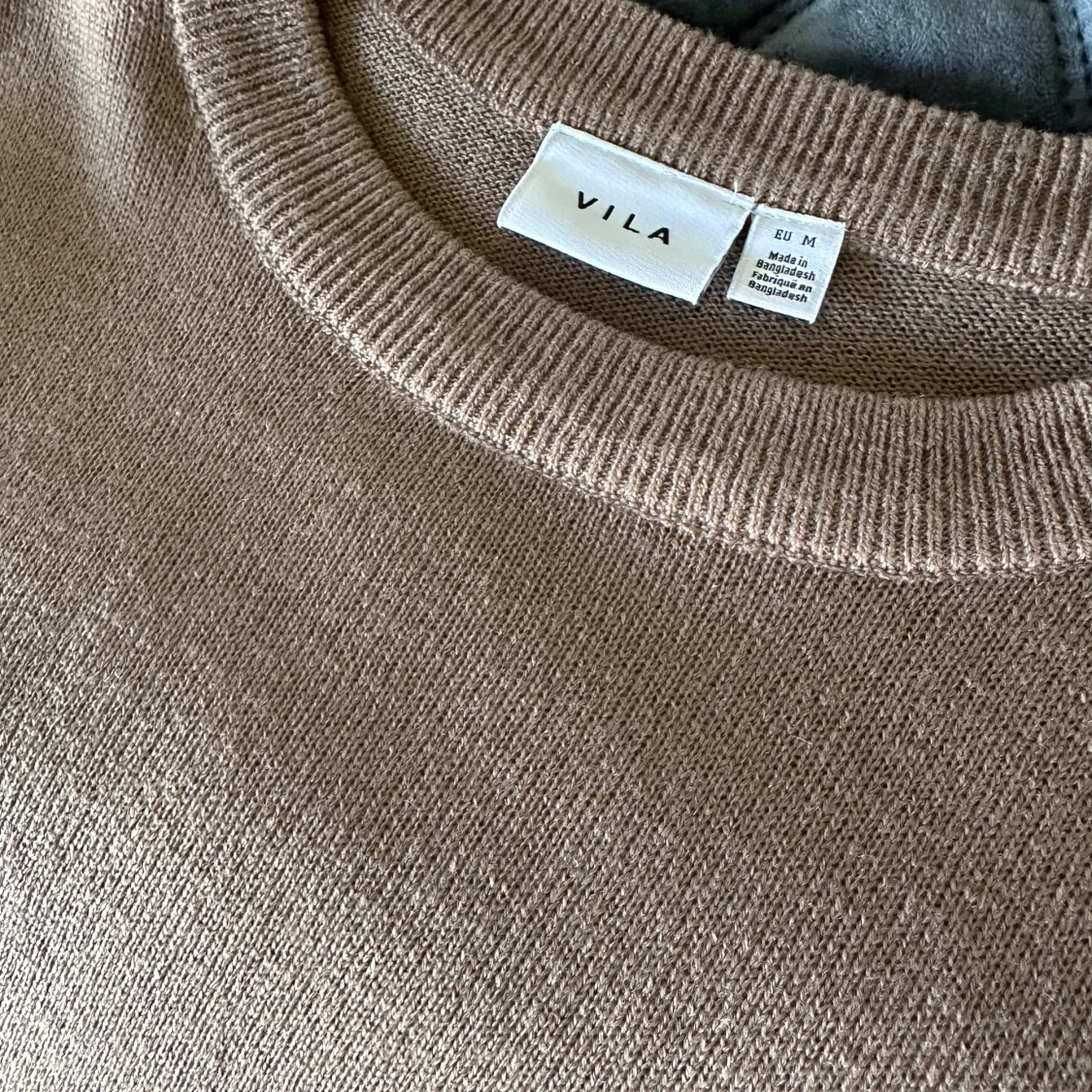 Beige stickad tröja med puffärmar från Vila - 1