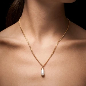 Maria Nilsdotter halsband  - Jätte fint Maria Nilsdotter halsband!! Nypris 3395 o väldigt sparsamt använt! Pris kan diskuteras. Kedjan är 40cm. Den har en liten defekt på pärlan men syns knappt och absolut inte när man bär halsbandet!