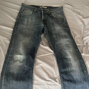 Vintage Levis jeans - Vintage Levis 506 modell jeans, straight fit passform med fet fade på jeansen  