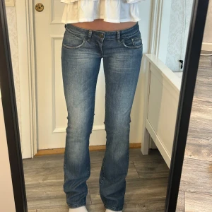 Lågmidjade utsvängda jeans  - Super snygga jeans från House i jätte fint skick. Är i storlek W26 L34 och måtten är: Innerben: 83 cm, midja rakt över: 38 cm Kom privat för fler mått eller frågor🥰