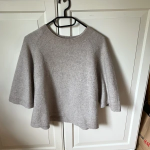  tröja från & Other Stories - Supermjuk och fin stickad tröja från & Other Stories🫶🏼inte använd så mycket!💞kom gärna med prisförslag❤️‍🔥❤️‍🔥