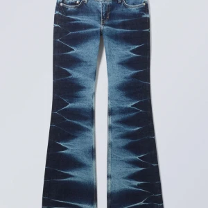 Weekday blå  jeans med mönster - Säljer dessa jätte snygga weekday jeans som inte säljs längre! De är endast andvönda ett fåtal gånger! Köpte dem för ca 700kr och säljer för 350kr+Frakt❤️Byxorna är storlek 24❤️