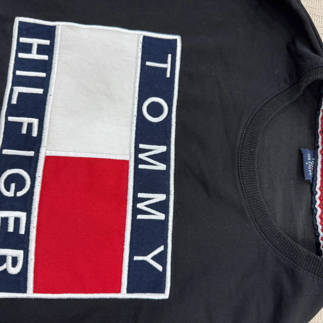 Svart sweatshirt från Tommy Hilfiger - 3
