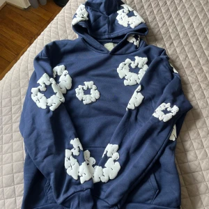 Denim tears hoodie - Säljer en blå hoodie från Denim Tears. Size S men fits M, lite större i sizen. Knappt använd 