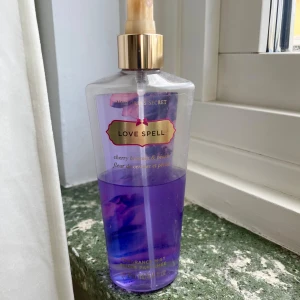 Love Spell Body Mist från Victoria's Secret - Fräsch body mist i doften Love Spell från Victoria's Secret. Perfekt för dig som gillar fruktiga och blommiga dofter.