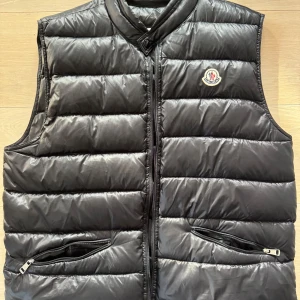Moncler GUI - Säljer min Moncler GUI. Jag är 186cm 75-80kg. Tror det är en Size 3 el 4? Sitter enligt bilder. Köpt här på plick så vågar inte ge 110%ig garanti på äkthet men ser bra ut, känns bra, NFC funkar, och har gjort authenticity check på moncler ✅