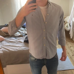 Ralph Lauren skjorta - Ljusblå skjorta från Ralph Lauren i fint skick. Storleken är 16 år men sitter som en S, på bilden är jag 183cm och väger 74kg. 