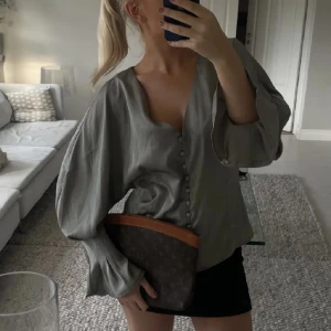 Grön satin blus  - Jätte exklusive och bra material! Köpt dyrt💓 MÅSTE BLI AV MED ALLT 