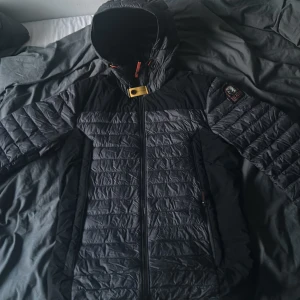 Parajumpers jacka - Nypris:3500kr. Rätt tunn, passar perfekt för vår/höst. Knappt använd. Kan mötas i Sthlm eller skickas med frakt. Pris kan diskuteras.