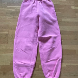 Rosa mjukisbyxor från BikBok - Mysiga rosa mjukisbyxor från BikBok med resår i midjan och vid bensluten. Perfekta för en avslappnad stil och superbekväma att ha på sig. Tillverkade i mjukt material som känns skönt mot huden.