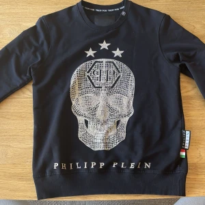 Svart sweatshirt med dödskalle från Philipp Plein - Hej, Säljer min sweatshirt från phillip plein som jag har använt ett fåtal gånger. Storlek S. Tröjan är i mycket fint skick.