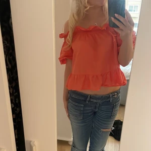 Orange offshoulder topp💕 - Jättefin orange offshoulder topp från SAMSA Collection! Storlek S men passar XS också!💕Inga defekter