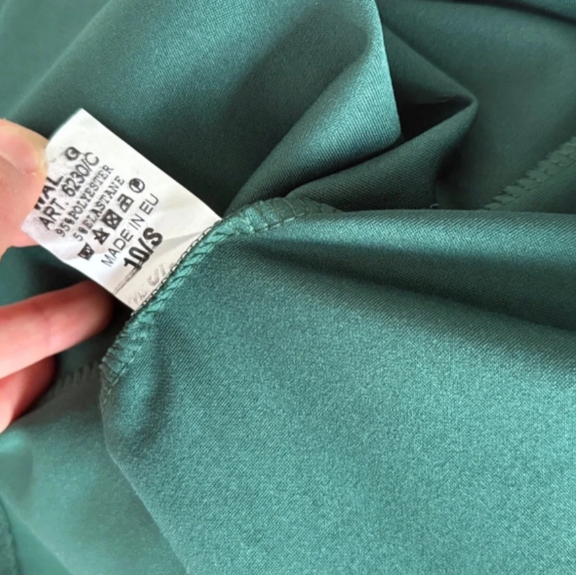 Grön klänning med spets och slits - 1