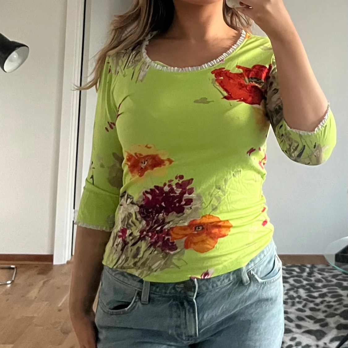 Blommig limegrön topp från New Line