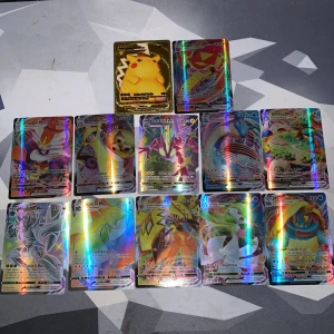 Samling Pokémon VMAX och specialkort - Säljer en samling Pokémonkort med flera VMAX och specialkort, inklusive Pikachu, Pyrobut, Tokorico, Gardevoir, Torgamord, Lokhlass och Ronflex. Alla kort har holografisk yta och färgstarka illustrationer. Perfekt för samlare eller Pokémonfans!