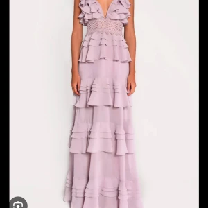 True decadence balklänning lila - Säljer min super fina balklänning som endast använts en gång och har inga tecken på användning förutom att lappen är borta🥰Ny pris var ca 1300kr och jag är 165 ish för referens pris kan diskuteras!😇storlek är size 6/32/xs