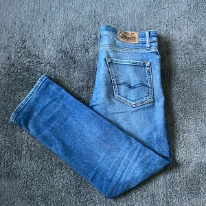 Replay jeans blå - Säljer ett par snygga replay jeans i färgen blå. Dom passar till många olika tillfällen o är fräscha och stiliga. Vänstra framfickan är lite trasig men lätt att fixa och är i ganska bra skick!! Hör av er vid frågor!!