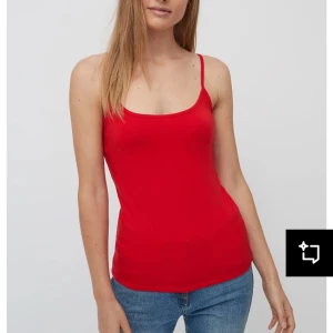 Röd linnetopp med smala axelband - Säljer en enkel och stilren röd linnetopp med smala axelband. Perfekt att matcha med jeans eller kjol för en snygg och avslappnad look. Toppen har en rak passform och är tillverkad i mjukt material.