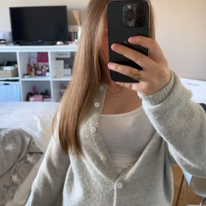 Ljusgrå kofta med knappar - Mysig ljusgrå kofta från Gina Tricot med långa ärmar och vita knappar framtill väldigt mjuk❣️