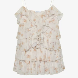 Söt klänning - Super söt blommig volang klänning i storlek S, den är kort i storlek så om du har xs passar den förmodligen perfekt💗 Klänningen är ny och aldrig använd