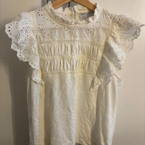 Vit blus med broderade spetsdetaljer från Holly & Whyte - Superfin vit blus från Holly & Whyte 