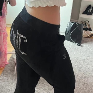 Svarta juicy byxor - Svarta byxor från Juicy Couture, med diamanter på rumpan, jätte fina och sköna. Mindre än fem stenar har ramlat av.  Strl S men passar också M 