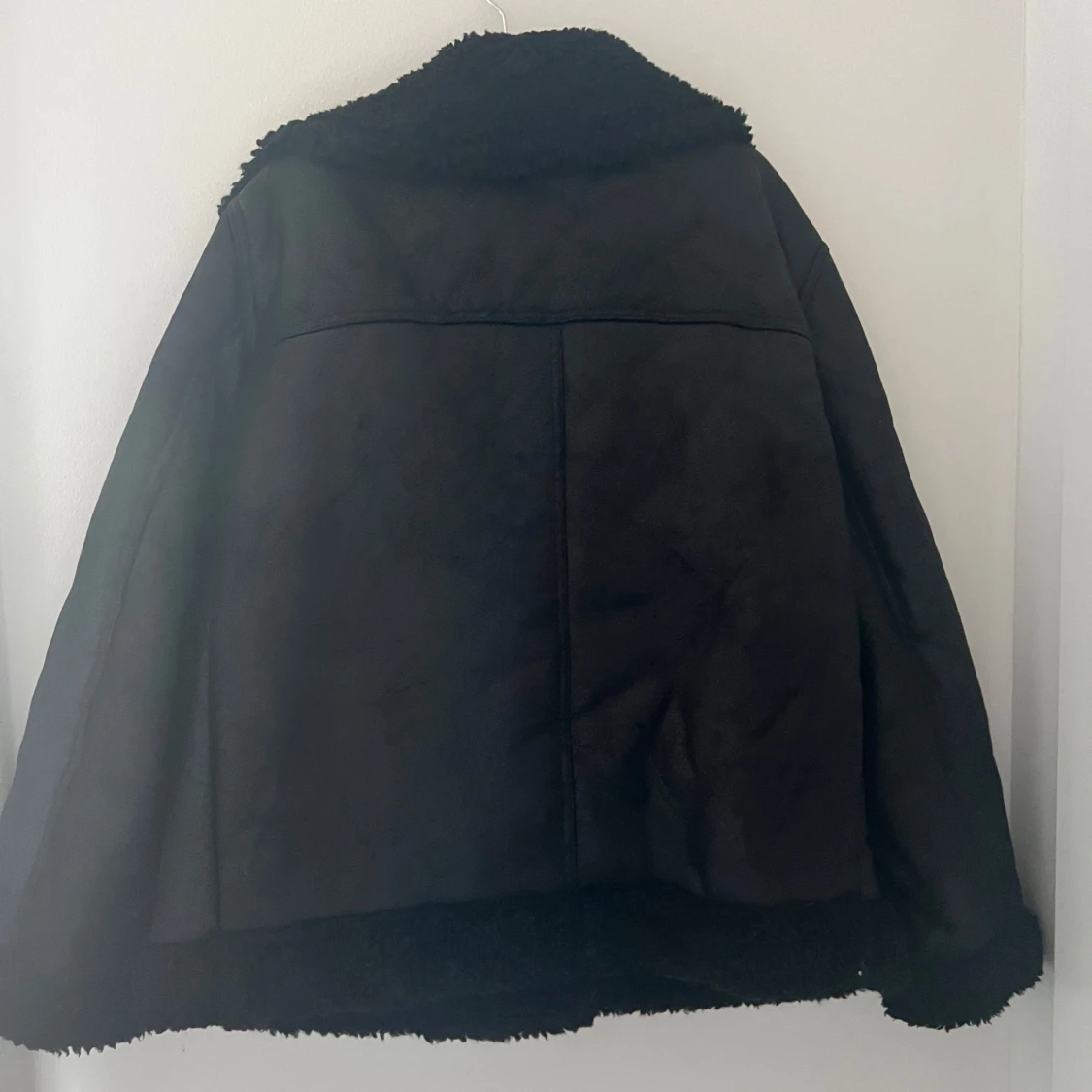 Svart jacka med fuskpälsfoder - 3